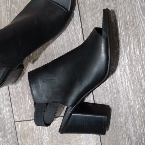 Reaction Kenneth Cole black leather open toe heels. Size 10 - Picture 4 of 11